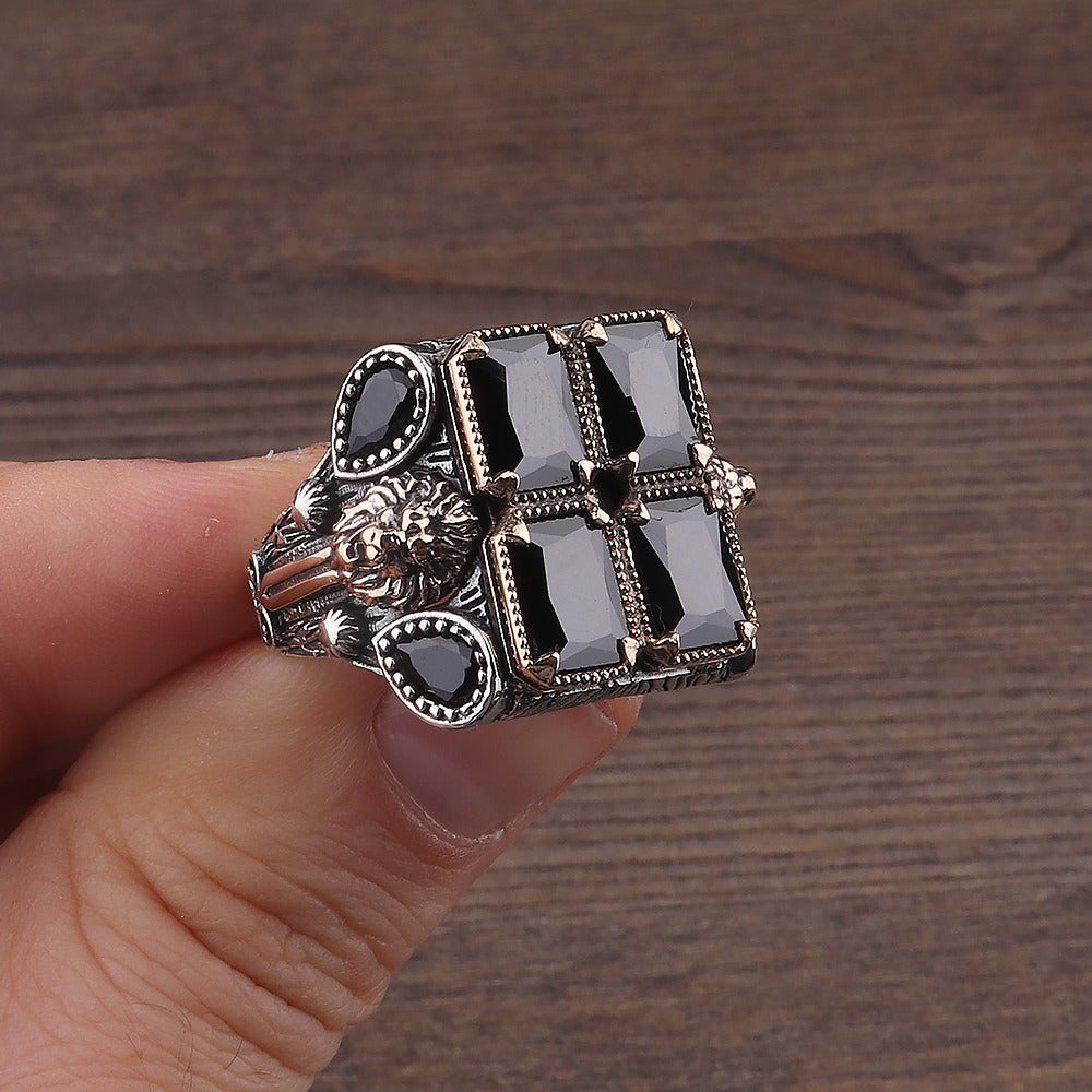 Aslan Figürlü Siyah Zirkon Taşlı Gümüş Yüzük