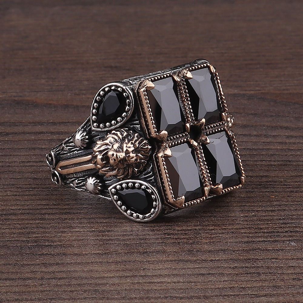 Aslan Figürlü Siyah Zirkon Taşlı Gümüş Yüzük